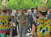 Tinjau Lahan di Kalimantan, Kepala Bakamla RI Disambut Burung Enggang