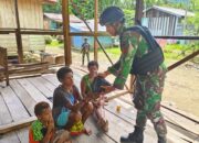 Jumat Penuh Berkah, Satgas Yonif 122/TS Bagikan Bingkisan Makanan di Tengah-tengah Masyarakat