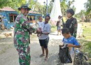 Wujud Manunggal TNI Dengan Rakyat, Satgas Yonif 122/TS Bagikan Hasil Ketahanan Pangan Pos Kepada Masyarakat