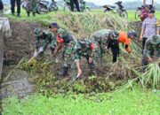 Tetap Bersinergi Kodim 0726/Sukoharjo dan Polres Karya Bakti Bersihkan Irigasi Desa Grajegan