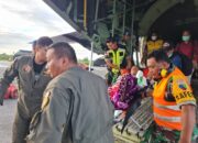 Prajurit TNI AU Evakuasi Masyarakat Dalam Kondisi Kritis di Wamena