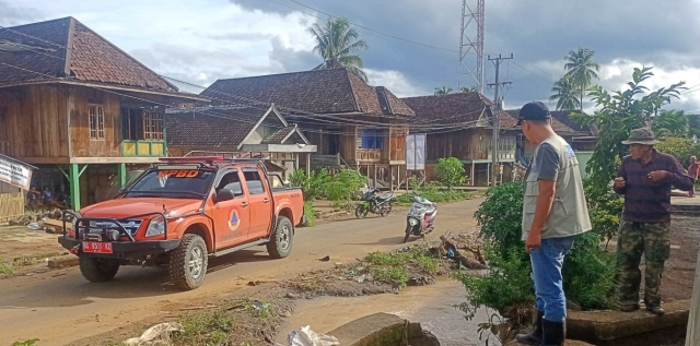 Pemkab OKU Selatan Gerak Cepat Tanggulangi Banjir di Desa Simpang Campang, Bupati Popo Ali Martopo Imbau Masyarakat Waspada.