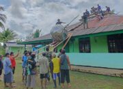 Bahu Membahu Naikan Kubah Renovasi Atap Mesjid di Perbatasan