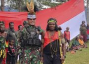 Sebagai Warga Kehormatan Suku Dani, Dansatgas TNI 300 Siliwangi Diberi Gelar Kogoya dari Kepala Suku Besar Kab. Puncak di Gome Papua