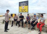 Kegiatan Kapolsek Rupat Utara Gunakan Sampan Nelayan Hingga Berjalan Kaki Susuri Tepian Bakau Berlumpur