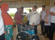 Penjabat Bupati Mesuji Serahkan Bansos bagi Penyandang Disabilitas