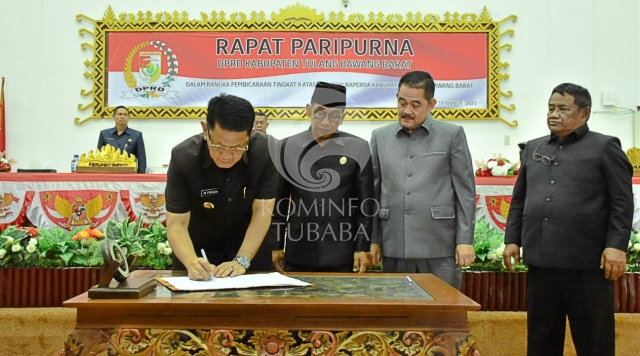 Pj Bupati Tubaba Hadiri Rapat Paripurna DPRD Pembicaraan Tingkat II atas 7 Raperda