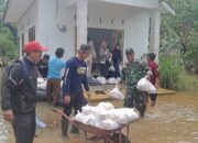 TNI Bersama Masyarakat Bantu Distribusi Sembako Untuk  Korban Banjir Kalimantan Selatan