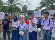 Puluhan Orang Tua Korban Penahanan Ijazah, Aksi Demonstrasi di Gedung Sate