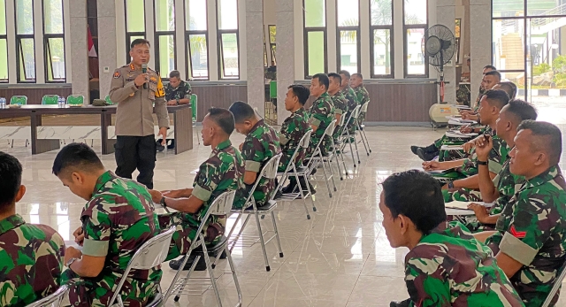 Kombes.Pol. Hery Murwono Berklaborasi dengan TNI Beri Pembekalan Tentang Media dan Publikasi Di Korem 031/Wirabima Pekanb