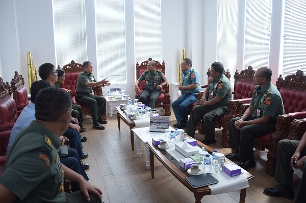 https://tabloidlintaspena.com/silaturahmi-kapuspen-tni-dengan-rektor-unhan-bahas-kemampuan-public-speaking-prajurit-tni/