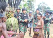 Satgas Yonif 122/TS Ikut Melestarikan Budaya Adat dan Tarian Khas Papua di Wilayah Perbatasan