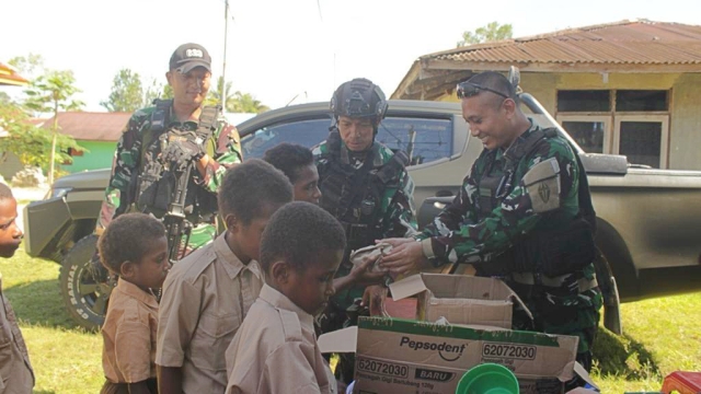 Truk Banua Mace Pace Milik Satgas Yonif 623 Manfaatkan Balai Pertemuan Warga Papua