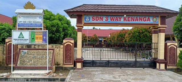 Tulang Bawang Barat,NUANSA POST---Kepala Sekolah SDN 3 Way Kenanga Jln. Poros Utama Kecamatan Way Kenanga, Mercu Buana, Kec. Way Kenanga, Kab. Tulang Bawang Barat Prov. Lampung, Budi Setio terancam hukuman seumur hidup atau minimal empat tahun penjara Pasalnya, dirinya diduga melakukan Penyalahgunaan wewenang dan penyelewengan Dana BOS terhadap berbagai barang dan jasa sehingga berpotensi merugikan negara karena diduga tidak ada keterbukaan serta transparan dalam mengelola anggaran dana BOS/BOP bisa terkena pidana UU KIP Saat awak media kesekolah mengkonfirmasi salah satu guru bahwasanya untuk tahun 2024 ini bendahara sekolah dipegang langsung oleh kepala sekolah, ( Budi Setio), menurut aturan yang berlaku bahwa tidak ada seorang kepala sekolah merangkap dua jabatan Menurut salah satu guru yang tidak mau disebutkan namanya mengatakan untuk periode tahun ini anggaran dipegang langsung oleh kepala sekolah jadi fungsi saya sebagai bendahara tidak berguna atau berfungsi, "tuturnya Saat awak media konfirmasi ke kepala sekolah, BUDI SETIO membantah bahwa dia menuturkan begini, " ya nggaklah mana mungkinlah, saat pencairan bendahara dibawa kok dan hadir dan juga saat pembayaran pun diberikan ke bendahara,"dalih Kepsek SDN 03 Way Kenanga Jika terbukti, Kepsek Budi Setio dan jajarannya terancam hukuman seumur hidup atau minimal Empat tahun penjara. Hal ini sesuai pasal 2 ayat (1) UU nomor 31/1999 tentang pemberantasan tindak pidana korupsi, sebagaimana telah diubah dalam UU no 20 Tahun 2001 tentang perubahan atas UU Nomor 31/1999 yang berbunyi : “Setiap orang yang secara melawan hukum melakukan perbuatan memperkaya diri sendiri atau orang lain atau suatu korporasi yang merugikan keuangan negara atau perekonomian negara, dipidana penjara dengan penjara seumur hidup atau pidana penjara paling singkat 4 (empat) tahun dan paling lama 20 (dua puluh) tahun dan denda paling sedikit Rp. 200.000.000,00 (dua ratus juta rupiah) dan paling banyak Rp. 1.000.000.000,00 (satu milyar rupiah) dan juga UU no 14 tahun 2008 tentang :Keterbukaan Informasi Publik menggarisbawahi dengan tebal bahwa salah satu elemen penting dalam mewujudkan penyelenggaraan negara yang terbuka adalah hak publik untuk memperoleh Informasi sesuai dengan peraturan perundang-undangan.(SODERI SANJAYA)