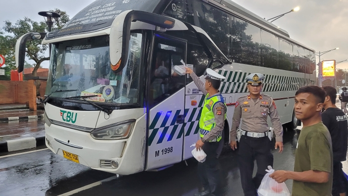 Sat Lantas Polres Majalengka  Bagikan Tajil Gratis di Alun-Alun Majalengka