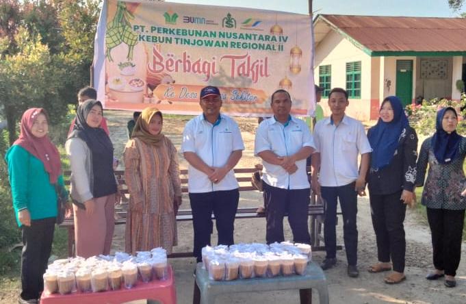 Berkah !! PTPN IV Regional II Kebun Tinjowan Bagikan Takjil