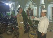Berikan Keamanan Kendaraan Para jama’ah Selama Ibadah Sholat Tarawih, Masjid Agung Desa Brabasan Siagakan 1 Anggota Pol PP Mesuji
