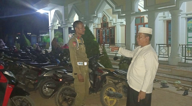 Berikan Keamanan Kendaraan Para jama'ah Selama Ibadah Sholat Tarawih, Masjid Agung Desa Brabasan Siagakan 1 Anggota Pol PP Mesuji.