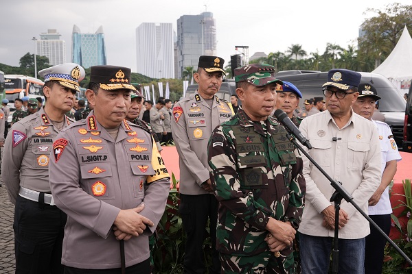 Panglima TNI Tinjau Puncak Arus Mudik Di Stasiun Pasar Senen