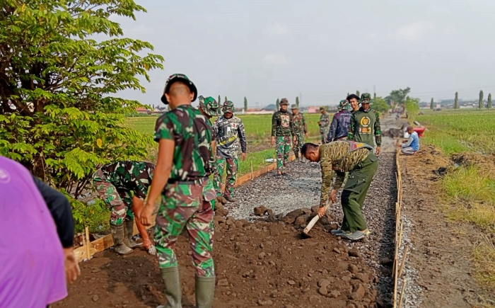 Satgas TMMD Reguler ke-120 Kodim 0726/Sukoharjo, Bergotong Royong Siapkan Papan Mal Pengecoran Jalan