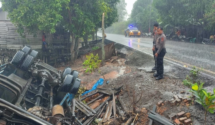 Akibat Mengantuk, Mobil Tronton Hino Seruduk Rumah Warga di Jalan Lintas Timur Sumatera Kabupaten Mesuji