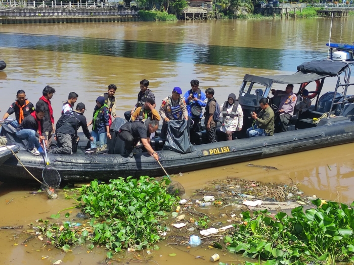 Bersempena Memperingati Hari Lingkungan Hidup Sedunia, PKN Mapala se - Indonesia Bersama Dit Polairud Polda Riau Lakukan Giat Bersih - Bersih Aliran Hilirisasi Sungai Siak