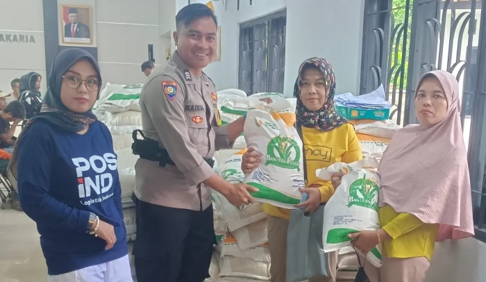 Polsek Sukadana Polres Ciamis Awasi Distribusi Bantuan Beras 10 Kg ke Warga Desa Salakaria