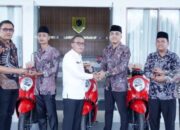 Sekda Labusel Serahkan Hadiah Utama Juara MTQ