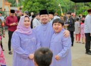 Bupati Kasmarni Bersama Keluarga Saksikan Pemotongan Hewan Qurban  di Masjid At-Taqwa Desa Muara Basung