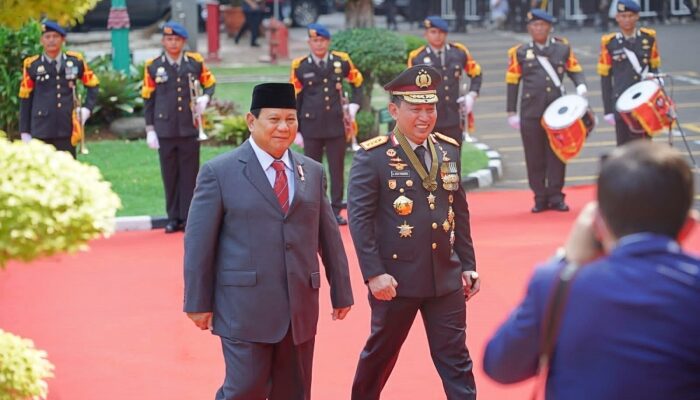 Menhan Prabowo Subianto Terima Penghargaan Tanda Kehormatan Bintang Bhayangkara Utama Polri