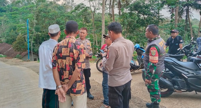 Polsek Ciamis Datangi TKP Temuan Orang Gantung Diri