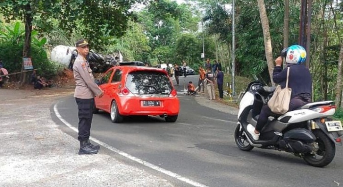 Di Lokasi Lakalantas, Kapolsek Ciamis Pimpin Pengaturan Lalin dan Bantu Evakuasi Ranmor