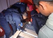 Berantas Penyakit Masyarakat, Patroli Polres Tasik Kota Gerebek Rumah Kontrakan,Amankan Puluhan Botol Miras.