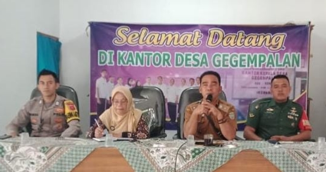 Hadiri Rakor, Polsek Cikoneng Koorkom ke Warga Desa Gegempalan Beri Imbauan Kamtibmas