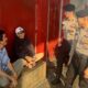 Cegah Kecurangan Penimbunan Bahan Pokok, Sat Samapta Polres Ciamis Patroli ke Pasar Manis CIAMIS ~ Jajaran Polres Ciamis Polda Jawa Barat secara intensif melakukan pengecekan harga dan ketersediaan sembako di Pasar. Pengecekan ini dilaksanakan oleh seluruh personel satuan fungsi dan Polsek jajaran Polres Ciamis Polda Jabar. Salah satunya seperti yang dilaksanakan oleh Satuan Samapta Polres Ciamis Polda Jabar. Pengecekan ini dilaksanakan ke sejumlah Kios Pedagang di Komplek Pasar Manis Ciamis, Ciamis, Kabupaten Ciamis, Jawa Barat, Jumat (12/7/2024). Kegiatan ini dipimpin oleh Kasat Samapta Polres Ciamis Polda Jabar AKP Cecep Edi Sulaeman. Sementara anggota yang bertugas dilapangan yaitu Unit Patroli Satuan Samapta Polres Ciamis Polda Jabar. Anggota dilapangan melakukan patroli kesejumlah pedagang bahan pokok dan komoditi lainnya. Ini dilakukan dalam rangka untuk mengantisipasi terjadinya inflasi serta stabilitas harga pangan. Kapolres Ciamis Polda Jabar AKBP Akmal, SH., S.I.K., M.H., melalui Kasat Samapta Polres Ciamis Polda Jabar AKP Cecep Edi Sulaeman mengatakan, setiap hari Polres Ciamis Polda Jabar melakukan pemantauan harga dan ketersediaan bahan pokok di Kabupaten Ciamis. Mulai dari Pasar Tradisional maupun Mini Market dan Pasar Modern dalam rangka mencegah terjadinya kelangkaan bahan pokok. "Kami minta para pengusaha agar tidak melakukan penimbunan terhadap bahan pokok. Tak hanya pengusaha, para penjual agar bisa membatasi pembelian setiap konsumen antisipasi adanya penimbunan oleh oknum-oknum yang tidak bertanggung jawab. Ini juga sebagai deteksi dini pencegahan inflasi di wilayah Kabupaten Ciamis, sehingga saat terjadi kelangkaan dan kenaikan harga bisa segera diambil tindakan berupa menggelar Operasi Pasar," kata AKP Cecep Edi Sulaeman. "Ini juga bagian dari pada upaya Polri mendukung Pemerintah dalam menjaga stabilisasi harga pangan," kata AKP Cecep Edi Sulaeman menambahkan. Hasil pemantauan harga bahan pokok di wilayah Komplek Pasar Manis Ciamis, harga-harga masih normal meskipun ada sedikit kenaikan pada beberapa komoditas bahan pokok penting. Sementara untuk ketersediaan bahan pokok masih aman. Adapun daftar komoditi utama di Pasar Manis Ciamis per tanggal 12 Juli 2024, sebagai berikut: 1. Beras Premium Rp. 15.000/Kg. 2. Daging Ayam Rp. 42.000/kg. 3. Daging Sapi Rp.135.000/kg. 4. Gula Pasir Rp.16.000/Kg. 5. Minyak Goreng Rp.15.000kg. 6. Telur Ayam negeri Rp.30.000/Kg. 7. Tepung Rp. 11.000/Kg.