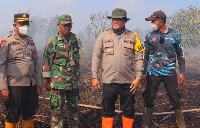 Meski Kondisi Cuaca Panas AKBP Isa Imam Syahroni,S.I.K,M.H Pimpin Langsung Upaya Pemadam Karhutla Pada  Enam wilayah di Rohil