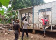Rumah Lapuk Polsek Cijeunjing Polres Ciamis Bantu Pembongkaran Bersama Warga Bojongmengger