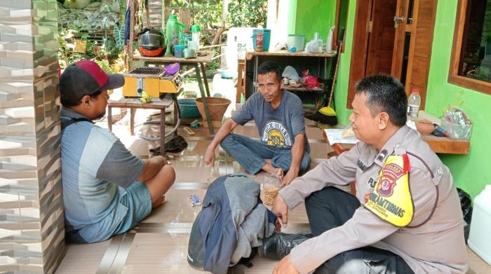 Kegiatan Sambang dan Silaturahmi Plt Kanit Binmas Polsek Sukadana dengan Warga Dusun Pabrik Desa Sukadana, Kecamatan Sukadana