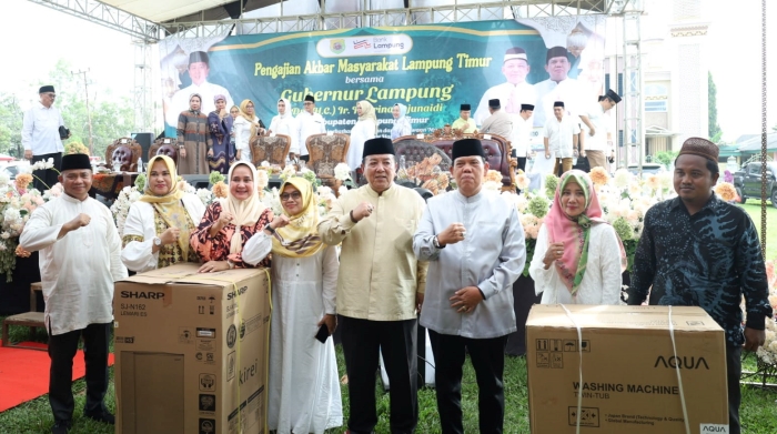 Gubernur Arinal Hadiri Pengajian Akbar Pemerintah Provinsi Lampung  di Lapangan Merdeka Kec. Sekampung Lampung Timur