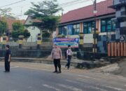 Bantu Anak Menyebrang, Polsek Cimaragas Polres Ciamis Siagakan Personel di Depan Sekolah