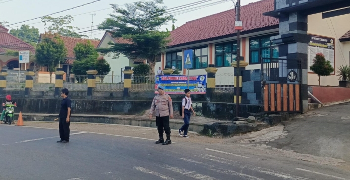 Bantu Anak Menyebrang, Polsek Cimaragas Polres Ciamis Siagakan Personel di Depan Sekolah