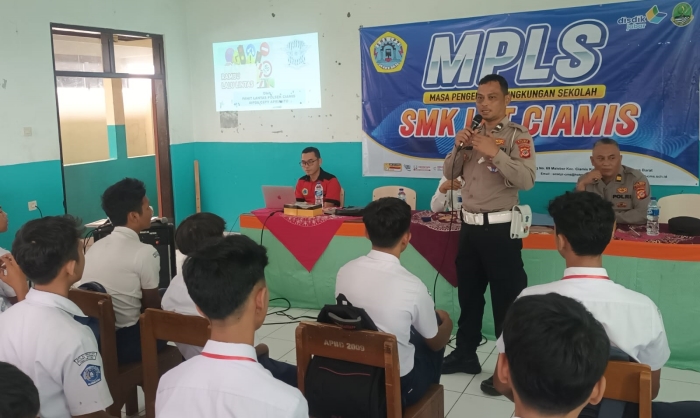 Police Go To School, Polsek Ciamis Polres Ciamis Edukasi Siswa SMK LPT Saat Program MPLS