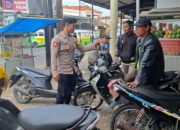 Bhabinkamtibmas Polsek Cikijing Gelar Patroli Dialogis dengan Tukang Ojek di Simpang Tiga Cikijing