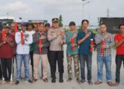 Semarakkan HUT ke-79 RI,Kapolres Tasikmalaya Kota Bagikan Bendera Merah Putih Kepada Masyarakat