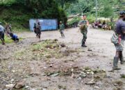 Peduli Dengan Lingkungan, Babinsa Koramil Tembagapura Ajak Warga Bersihkan Jalan