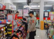 Sambangi Minimarket, Bhabinkamtibmas Polsek Cikijing Sampaikan Pesan Kamtibmas Kepada Kasir