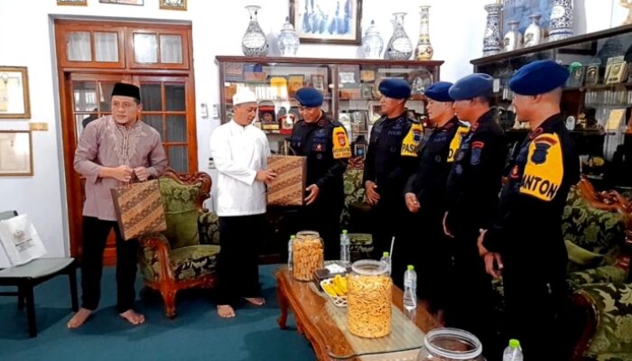 Danyon D Pelopor Satbrimob Polda Jabar Silaturahmi ke Ponpes Suryalaya dan Ponpes Cipasung Tasikmalaya