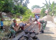 Babinsa Gotong Royong Bangun Jalan untuk Kemudahan Akses Warga