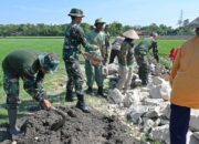 Cuaca Terik tidak Menyurutkan Warga dan Satgas TMMD Kodim 0726/Sukoharjo Lanjutkan Pekerjaan Talud Jalan