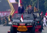 Momen Jokowi Bareng Prabowo Naik Maung Cek Pasukan di Mako Brimob